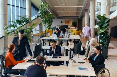 Modern bir girişim ofisinde, çeşitli genç profesyonellerden oluşan bir grup, nişanlı meslektaşları tarafından çevrelenmiş çeşitli iş sorunları ve zorluklarla işbirliği içinde mücadele ederek yenilikleri teşvik ediyor ve
