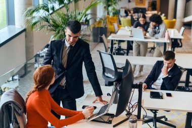 Modern bir girişim ofisinde, çeşitli genç profesyonellerden oluşan bir grup, nişanlı meslektaşları tarafından çevrelenmiş çeşitli iş sorunları ve zorluklarla işbirliği içinde mücadele ederek yenilikleri teşvik ediyor ve