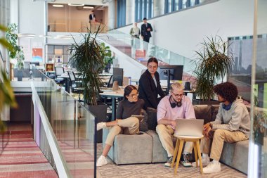 Modern bir girişim ofisinde, çeşitli genç profesyonellerden oluşan bir grup, nişanlı meslektaşları tarafından çevrelenmiş çeşitli iş sorunları ve zorluklarla işbirliği içinde mücadele ederek yenilikleri teşvik ediyor ve