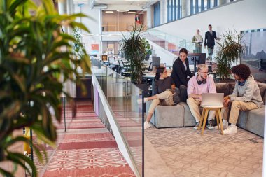 Modern bir girişim ofisinde, çeşitli genç profesyonellerden oluşan bir grup, nişanlı meslektaşları tarafından çevrelenmiş çeşitli iş sorunları ve zorluklarla işbirliği içinde mücadele ederek yenilikleri teşvik ediyor ve