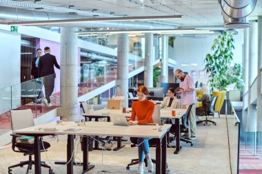 Modern bir girişim ofisinde, çeşitli genç profesyonellerden oluşan bir grup, nişanlı meslektaşları tarafından çevrelenmiş çeşitli iş sorunları ve zorluklarla işbirliği içinde mücadele ederek yenilikleri teşvik ediyor ve