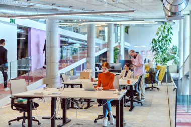 Modern bir girişim ofisinde, çeşitli genç profesyonellerden oluşan bir grup, nişanlı meslektaşları tarafından çevrelenmiş çeşitli iş sorunları ve zorluklarla işbirliği içinde mücadele ederek yenilikleri teşvik ediyor ve