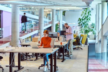 Modern bir girişim ofisinde, çeşitli genç profesyonellerden oluşan bir grup, nişanlı meslektaşları tarafından çevrelenmiş çeşitli iş sorunları ve zorluklarla işbirliği içinde mücadele ederek yenilikleri teşvik ediyor ve