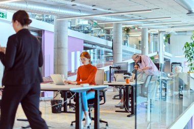 Modern bir girişim ofisinde, çeşitli genç profesyonellerden oluşan bir grup, nişanlı meslektaşları tarafından çevrelenmiş çeşitli iş sorunları ve zorluklarla işbirliği içinde mücadele ederek yenilikleri teşvik ediyor ve