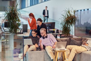 Modern bir girişim ofisinde, çeşitli genç profesyonellerden oluşan bir grup, nişanlı meslektaşları tarafından çevrelenmiş çeşitli iş sorunları ve zorluklarla işbirliği içinde mücadele ederek yenilikleri teşvik ediyor ve
