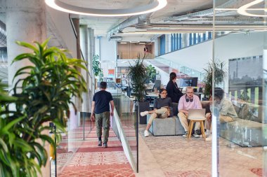 Modern bir girişim ofisinde, çeşitli genç profesyonellerden oluşan bir grup, nişanlı meslektaşları tarafından çevrelenmiş çeşitli iş sorunları ve zorluklarla işbirliği içinde mücadele ederek yenilikleri teşvik ediyor ve