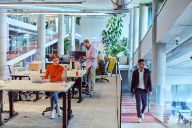 Modern bir girişim ofisinde, çeşitli genç profesyonellerden oluşan bir grup, nişanlı meslektaşları tarafından çevrelenmiş çeşitli iş sorunları ve zorluklarla işbirliği içinde mücadele ederek yenilikleri teşvik ediyor ve