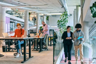 Modern bir girişim ofisinde, çeşitli genç profesyonellerden oluşan bir grup, nişanlı meslektaşları tarafından çevrelenmiş çeşitli iş sorunları ve zorluklarla işbirliği içinde mücadele ederek yenilikleri teşvik ediyor ve