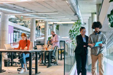 Modern bir girişim ofisinde, çeşitli genç profesyonellerden oluşan bir grup, nişanlı meslektaşları tarafından çevrelenmiş çeşitli iş sorunları ve zorluklarla işbirliği içinde mücadele ederek yenilikleri teşvik ediyor ve