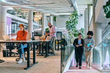 Modern bir girişim ofisinde, çeşitli genç profesyonellerden oluşan bir grup, nişanlı meslektaşları tarafından çevrelenmiş çeşitli iş sorunları ve zorluklarla işbirliği içinde mücadele ederek yenilikleri teşvik ediyor ve