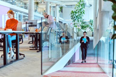 Modern bir girişim ofisinde, çeşitli genç profesyonellerden oluşan bir grup, nişanlı meslektaşları tarafından çevrelenmiş çeşitli iş sorunları ve zorluklarla işbirliği içinde mücadele ederek yenilikleri teşvik ediyor ve