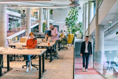 Modern bir girişim ofisinde, çeşitli genç profesyonellerden oluşan bir grup, nişanlı meslektaşları tarafından çevrelenmiş çeşitli iş sorunları ve zorluklarla işbirliği içinde mücadele ederek yenilikleri teşvik ediyor ve