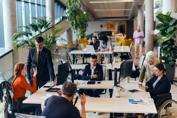 Modern bir girişim ofisinde, çeşitli genç profesyonellerden oluşan bir grup, nişanlı meslektaşları tarafından çevrelenmiş çeşitli iş sorunları ve zorluklarla işbirliği içinde mücadele ederek yenilikleri teşvik ediyor ve
