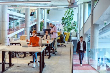 Modern bir girişim ofisinde, çeşitli genç profesyonellerden oluşan bir grup, nişanlı meslektaşları tarafından çevrelenmiş çeşitli iş sorunları ve zorluklarla işbirliği içinde mücadele ederek yenilikleri teşvik ediyor ve