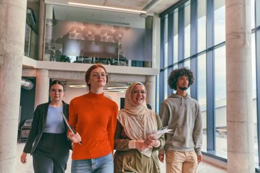 Modern bir girişim ofisinin gösterişli koridorlarında, yönetmenleri tarafından yönetilen çeşitli meslektaşlar, kolektif başarıyı ve yeni iş yolculuğunu sembolize ederek güvenli bir şekilde ileriye doğru adım atıyorlar.