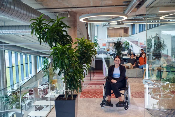 Modern Office Young Businesswoman Wheelchair Surrounded Her Supportive Colleagues Embodying — Stock Photo, Image