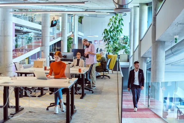 Modern bir girişim ofisinde, çeşitli genç profesyonellerden oluşan bir grup, nişanlı meslektaşları tarafından çevrelenmiş çeşitli iş sorunları ve zorluklarla işbirliği içinde mücadele ederek yenilikleri teşvik ediyor ve