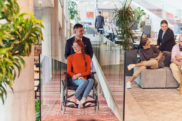 Company Director Assists His Business Colleague Wheelchair Helping Her Navigate — Stock Photo, Image