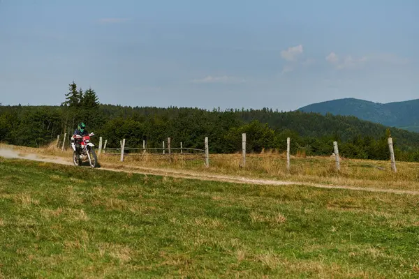 Ένας Επαγγελματίας Αναβάτης Motocross Απολαυστικά Ιππασία Μια Ύπουλη Road Δάσος — Φωτογραφία Αρχείου