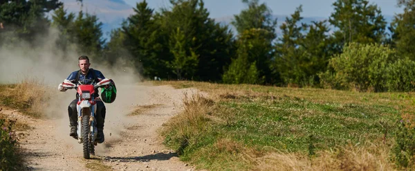Pilota Professionista Motocross Esilarante Cavalcando Pericoloso Sentiero Forestale Road Sulla — Foto Stock