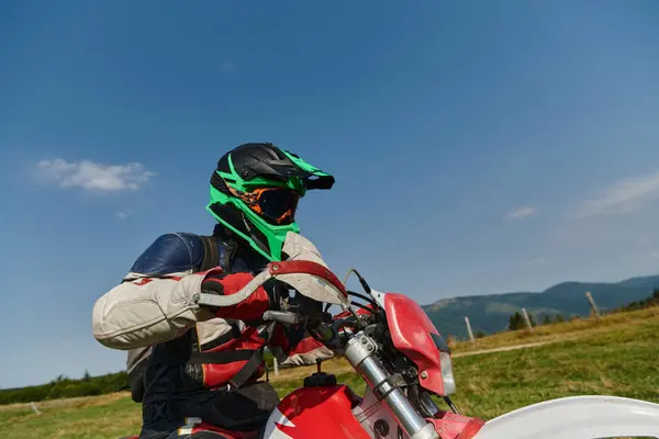 Pilota Professionista Motocross Completamente Equipaggiato Con Casco Guanti Occhiali Seduto — Foto Stock