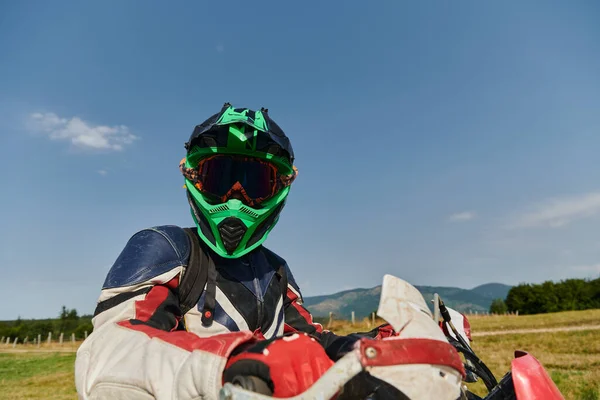 ヘルメット ゴーグルを完備したプロのモトクロスライダーがオートバイに座り 挑戦的な森を通じてスリリングなトレーニングセッションに着手する準備ができています — ストック写真