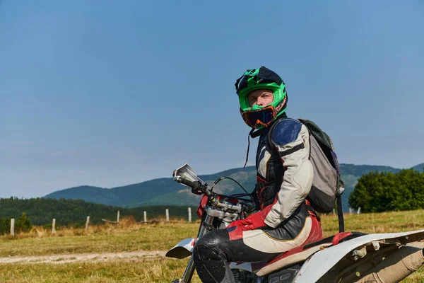 Piloto Profesional Motocross Completamente Equipado Con Casco Guantes Gafas Sienta —  Fotos de Stock