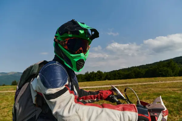 Profesyonel Bir Motokros Sürücüsü Kask Eldiven Gözlüklerle Donatılmış Motorsikletine Binmiş — Stok fotoğraf