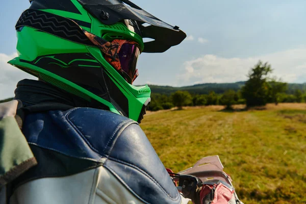 Ένας Επαγγελματίας Αναβάτης Motocross Πλήρως Εξοπλισμένο Κράνος Γάντια Και Γυαλιά — Φωτογραφία Αρχείου