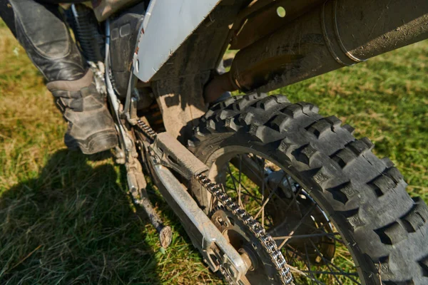 Foto Perto Motocross Piloto Profissional Ação Mostrando Pneu Vários Componentes — Fotografia de Stock
