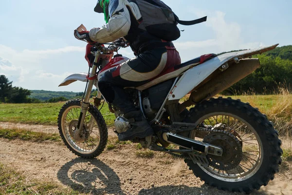 Profesyonel Bir Motokros Sürücüsü Heyecanlı Bir Şekilde Motorsikletleriyle Tehlikeli Bir — Stok fotoğraf