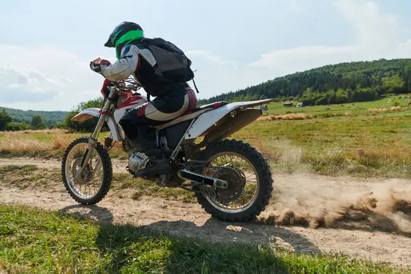 Ein Motocross Profi Auf Einem Tückischen Offroad Waldweg Mit Seinem — Stockfoto