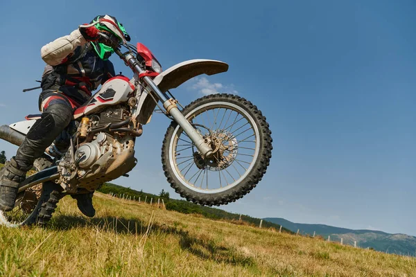 Fearless Professional Motocross Rider Skillfully Executes Extreme Back Wheelie Maneuver — Stock Photo, Image