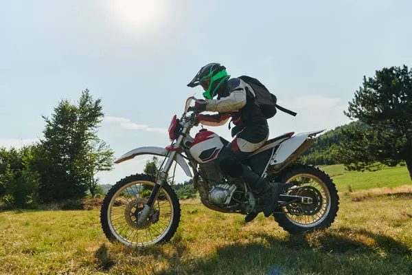 Motociclista Equipaggiato Con Attrezzatura Professionale Guida Motocross Prati Pericolosi Allena — Foto Stock