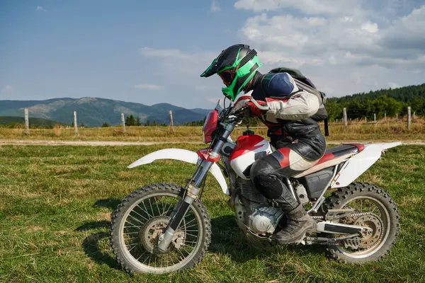 Motorcyclist Equipped Professional Gear Rides Motocross Perilous Meadows Training Upcoming — Stock Photo, Image