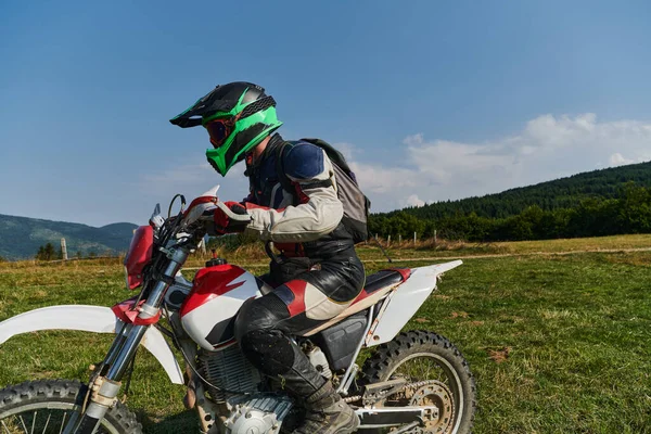 Motociclista Equipado Con Equipo Profesional Monta Motocross Prados Peligrosos Entrenando —  Fotos de Stock