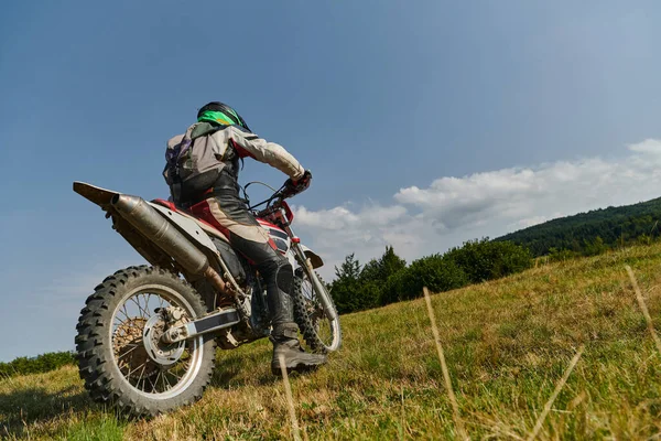 Motociclista Equipaggiato Con Attrezzatura Professionale Guida Motocross Prati Pericolosi Allena — Foto Stock