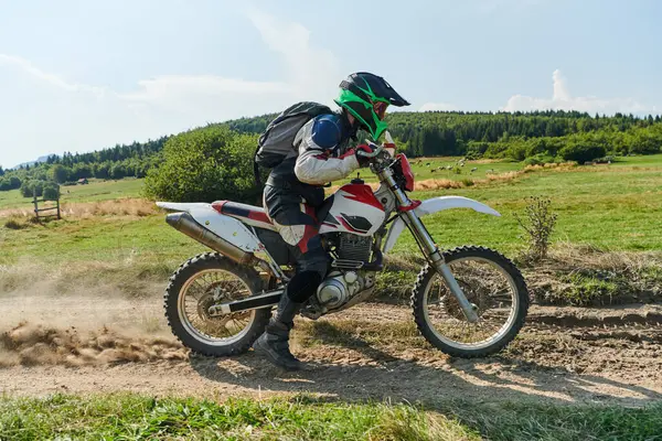 Ein Motocross Profi Auf Einem Tückischen Offroad Waldweg Mit Seinem — Stockfoto