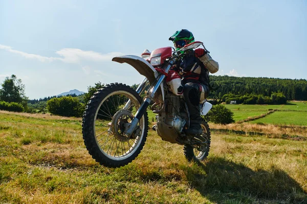 Fearless Professional Motocross Rider Skillfully Executes Extreme Back Wheelie Maneuver — Stock Photo, Image