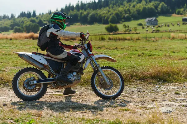 Ciclista Profesional Motocross Montando Emocionante Sendero Forestal Todoterreno Traicionero Motocicleta —  Fotos de Stock