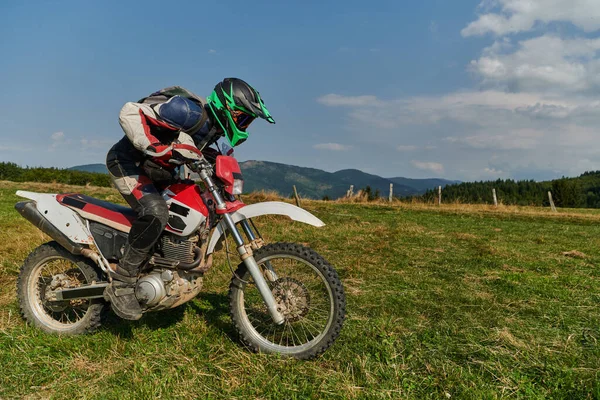 Motorcyclist Equipped Professional Gear Rides Motocross Perilous Meadows Training Upcoming — Stock Photo, Image