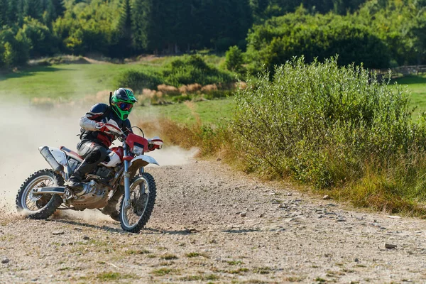 Ciclista Profesional Motocross Montando Emocionante Sendero Forestal Todoterreno Traicionero Motocicleta —  Fotos de Stock