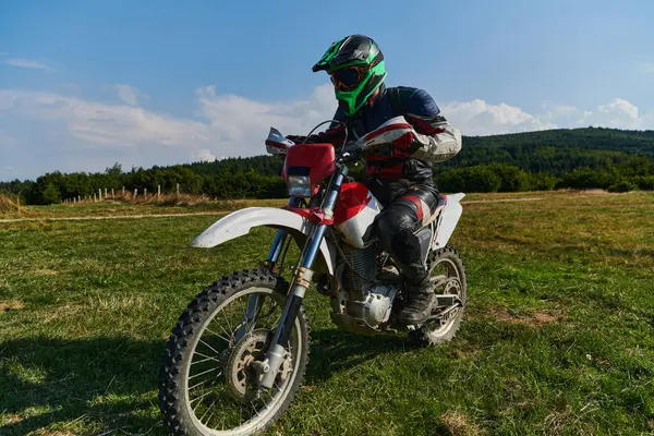 Egy Motorkerékpár Felszerelt Professzionális Felszerelés Lovagol Motocross Veszélyes Rétek Képzés — Stock Fotó