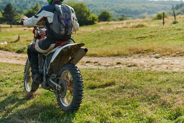 기어를 오토바이 운전사 위험한 초원에 크로스를 다가오는 경쟁을위한 — 스톡 사진