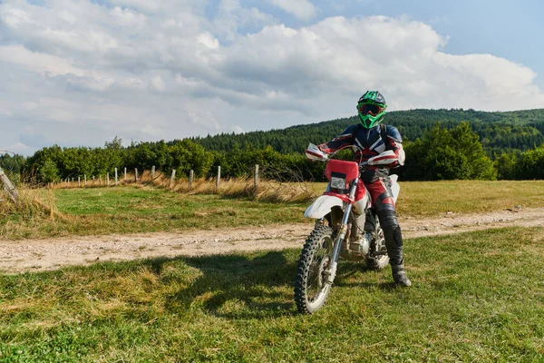 Ein Mit Professioneller Ausrüstung Ausgestatteter Motorradfahrer Fährt Motocross Auf Gefährlichen — Stockfoto