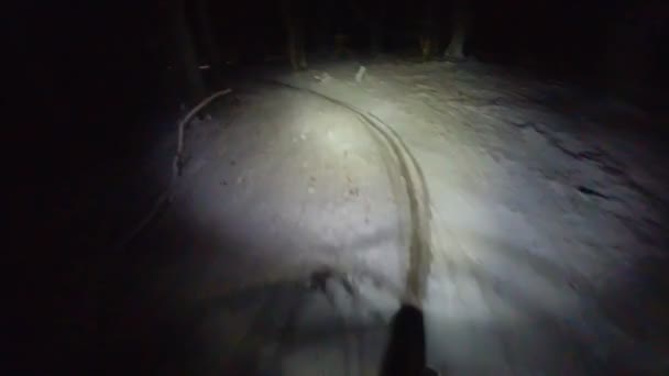친구의 관점에서 신선한 눈으로 겨울의 숲에서 미끄러운 Mtb 경로에 자전거 — 비디오