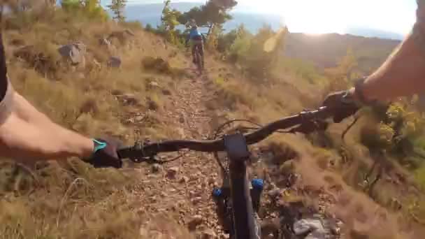 Bir Grup Arkadaş Kayalık Bir Yolda Dağ Bisikleti Sürerken Birinci — Stok video