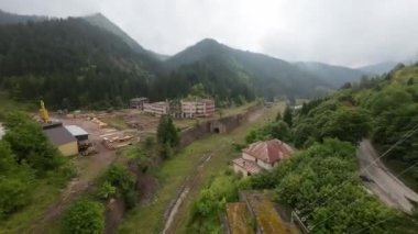 Bir off-road macerası sırasında engebeli arazide dört tekerlekli bisikletlerin FPV insansız hava aracı görüntüleri. Yüksek kalite 4k görüntü