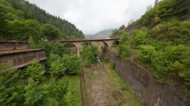 Bir off-road macerası sırasında engebeli arazide dört tekerlekli bisikletlerin FPV insansız hava aracı görüntüleri. Yüksek kalite 4k görüntü