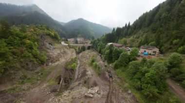 Bir off-road macerası sırasında engebeli arazide dört tekerlekli bisikletlerin FPV insansız hava aracı görüntüleri. Yüksek kalite 4k görüntü